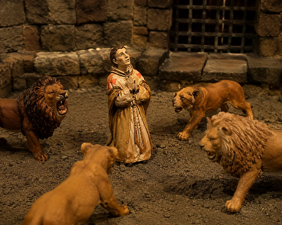 Diorama di un martire cristiano in preghiera tra i leoni nel circo romano, con figure modellate a mano